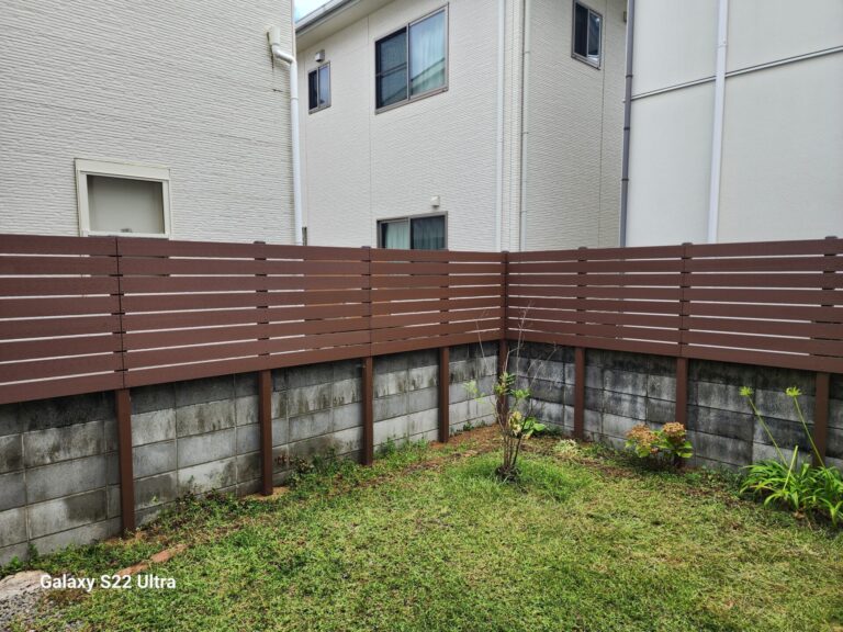 松山市内の個人宅で、人工ウッドによる目隠しフェンス工事をさせていただきました。